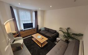 Spacious 2 Bedroom House In Central London With Garden